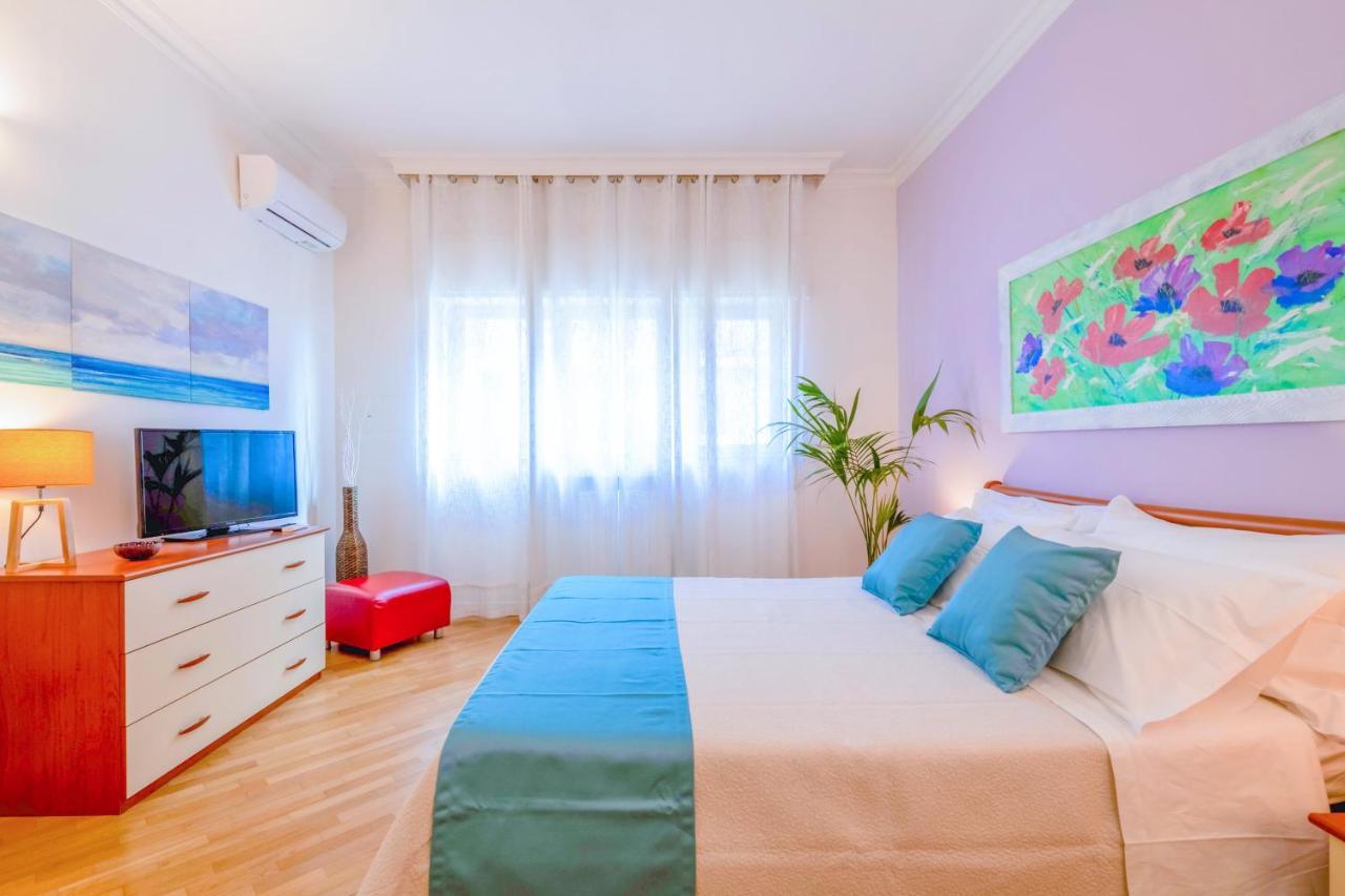 Modern Apartment To Relax In The City Center บารี ภายนอก รูปภาพ